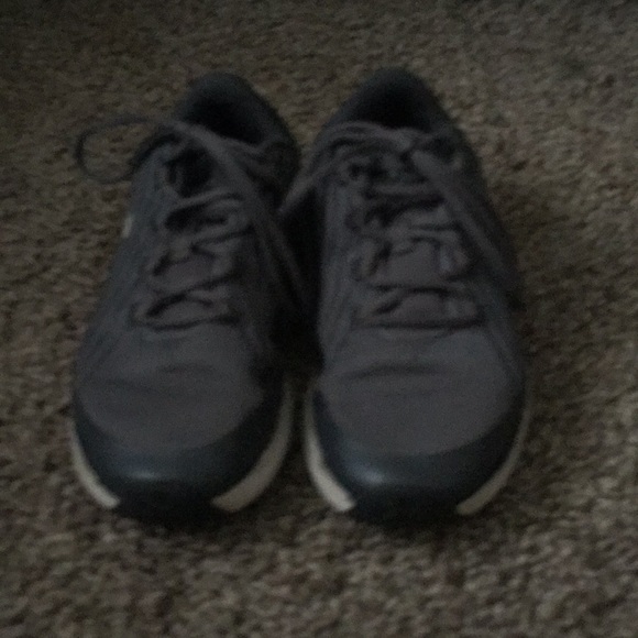 Under armour shoes - Picture 2 of 3